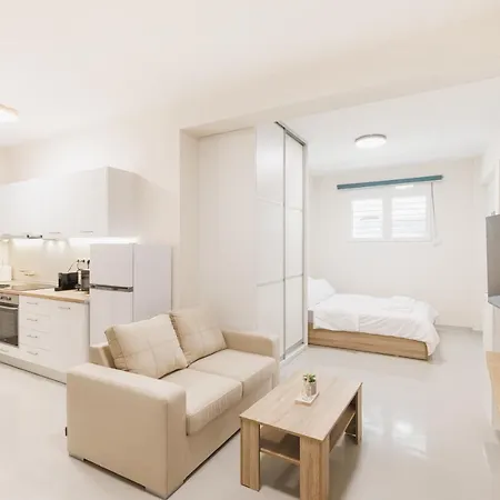 Fully Renovated Luxurious Semi-Basement Studio Athens Exterior photo