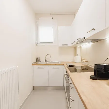 Fully Renovated Luxurious Semi-Basement Studio Athens Exterior photo